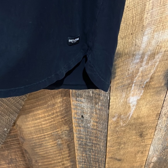 Men’s Only & Sons textured black short sleeve T shirt with curved hem - Picture 4 of 7